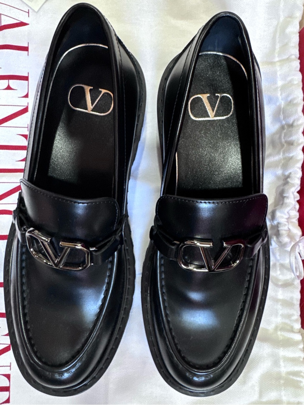 NEW VALENTINO GARAVANI
Leather VLogo Signature Loafers Sz: 38 - Picture 6 of 10